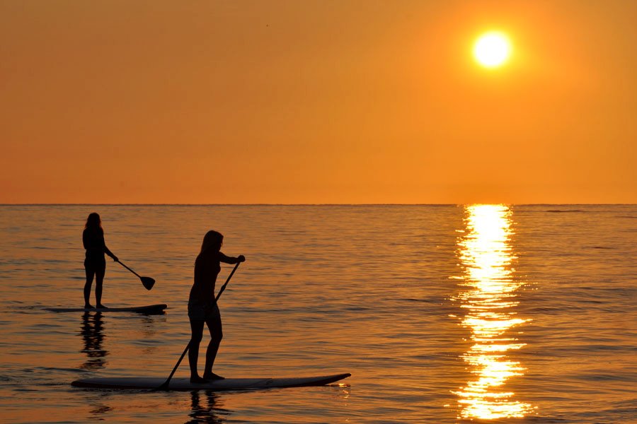 SEL AASTAL SURFILAAGRIS! Õhtuti toimuvad Roosta rannal päikeseloojangupeod