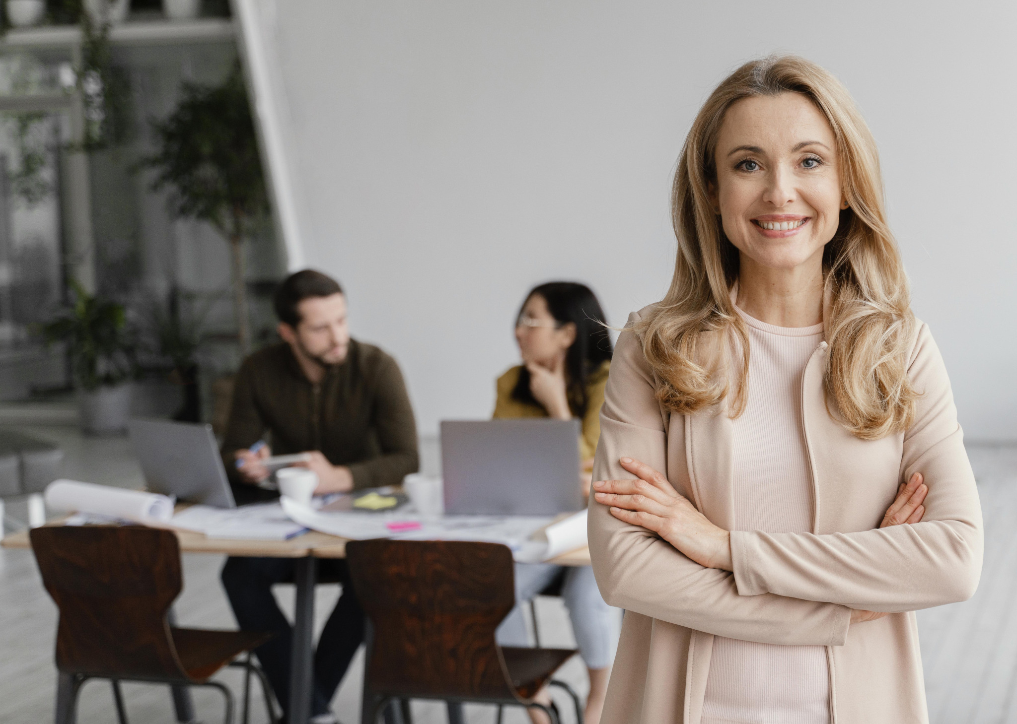 portrait-smiley-woman-posing-her-colleagues