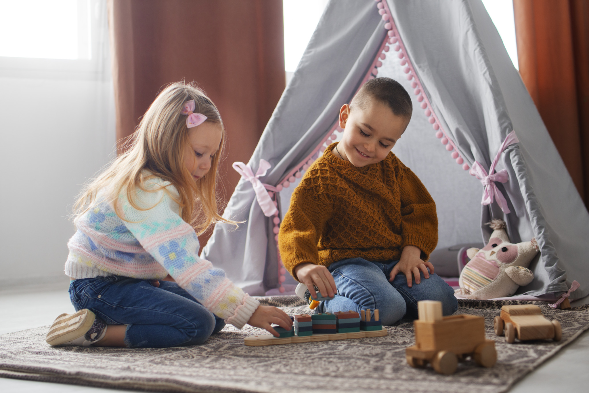 full-shot-kids-playing-home (1)