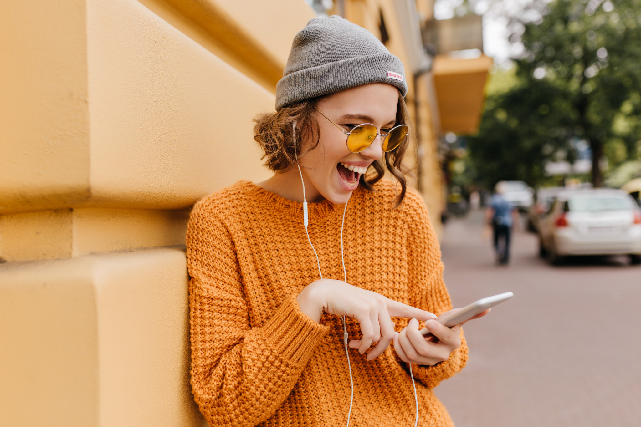 tüdruk telefon naer freepik